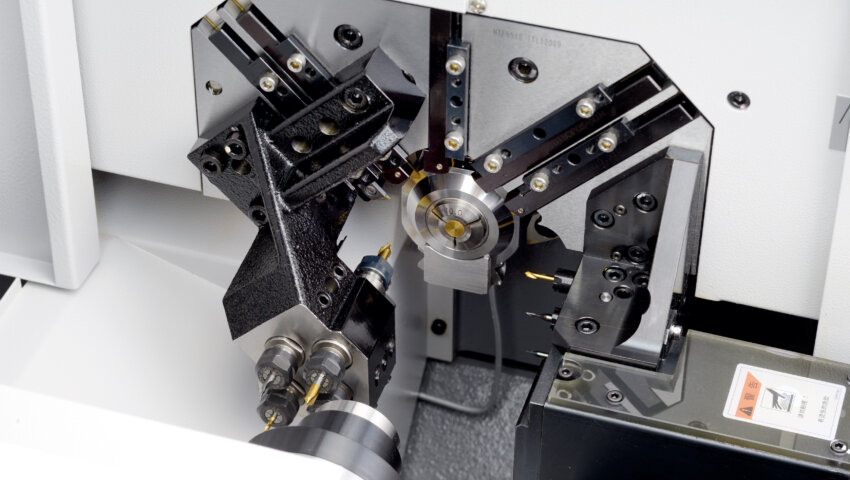 Suvema B1216 E 4 achsen langdrehmaschine citizen cincom innen arbeitsraum innen