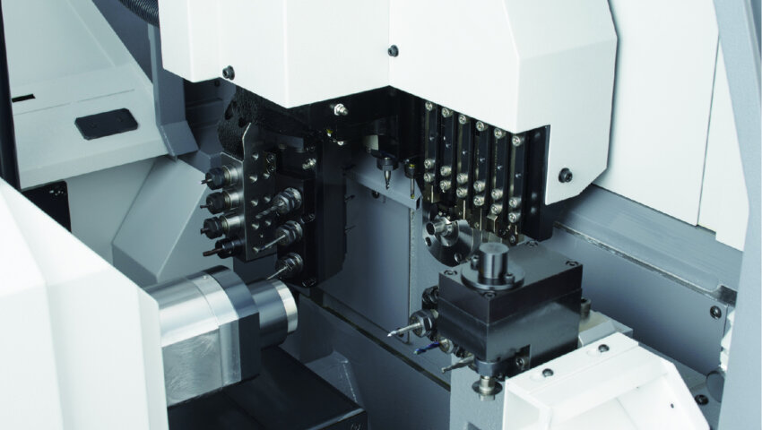 Suvema L12 2 M10 6 Achsen Kurz und Langdrehmaschin arbeitsraum innen 1